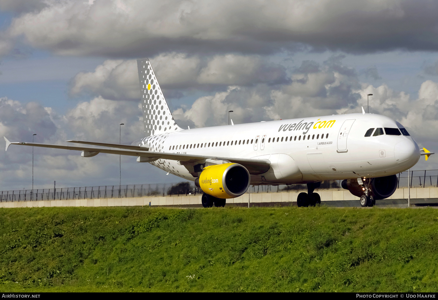 Aircraft Photo of EC-LVA | Airbus A320-214 | Vueling Airlines | AirHistory.net #445742