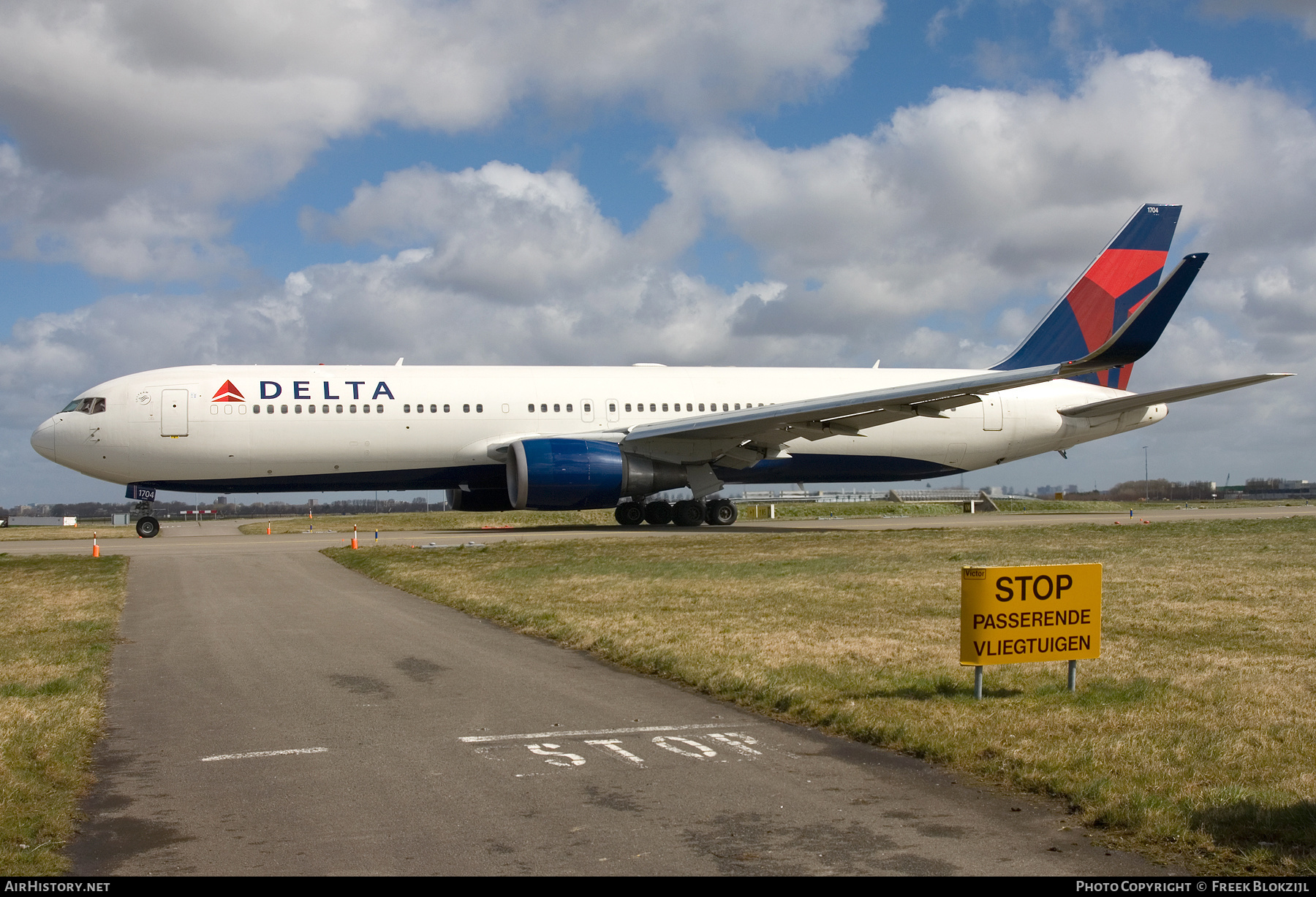 Aircraft Photo of N174DZ | Boeing 767-332/ER | Delta Air Lines | AirHistory.net #445769