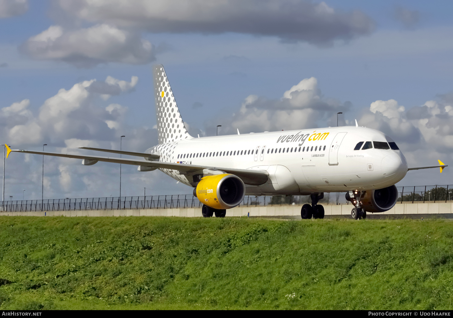 Aircraft Photo of EC-LLM | Airbus A320-214 | Vueling Airlines | AirHistory.net #445788