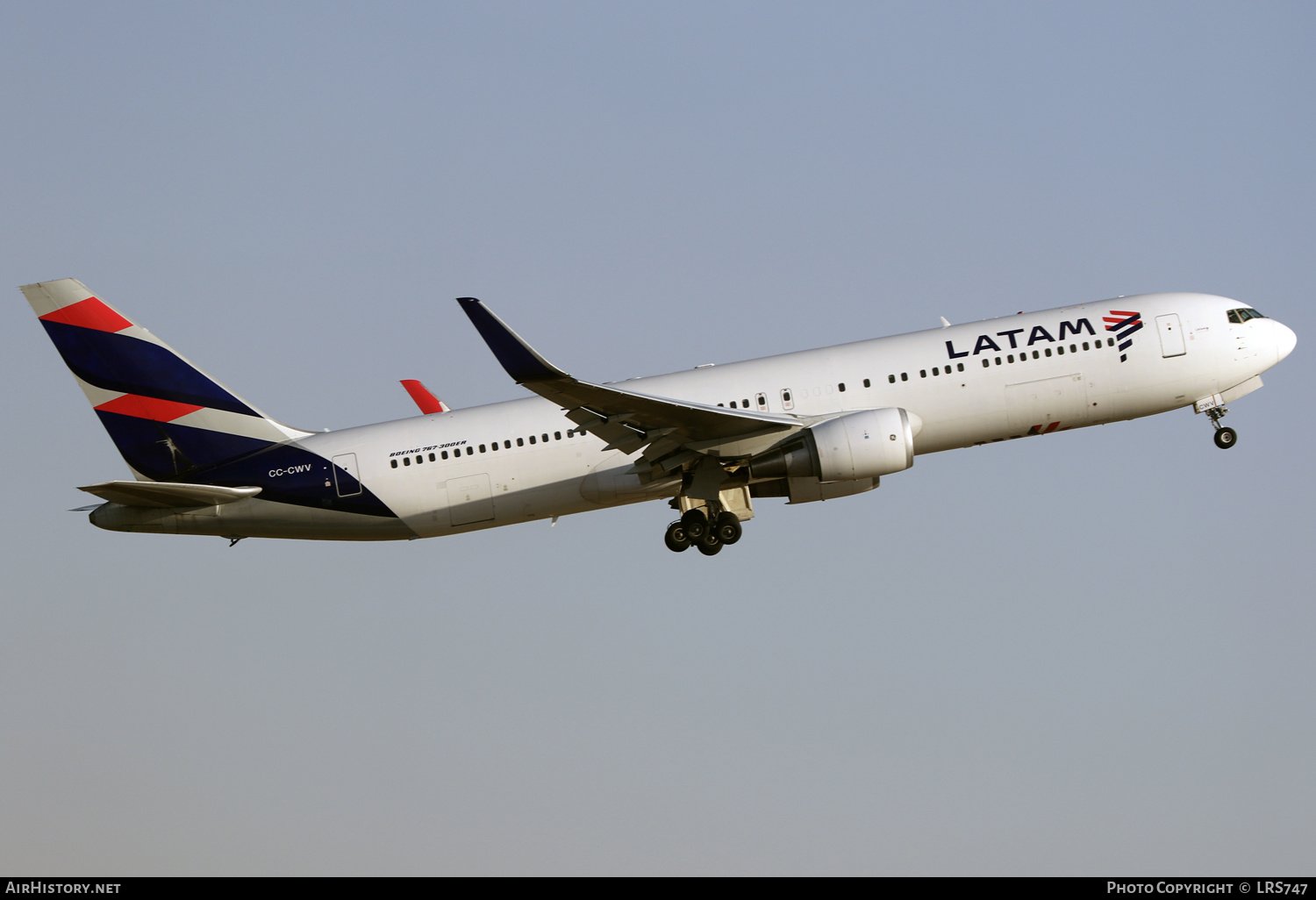 Aircraft Photo of CC-CWV | Boeing 767-316/ER | LATAM Airlines | AirHistory.net #446474