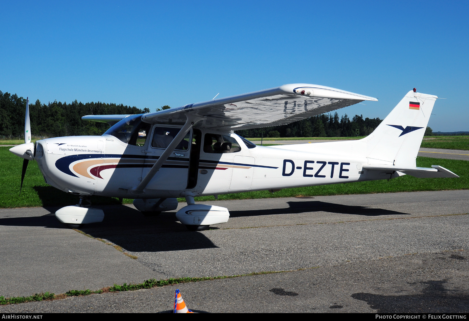Aircraft Photo of D-EZTE | Cessna 172S Skyhawk SP | Flugschule München-Jesenwang | AirHistory.net #446822