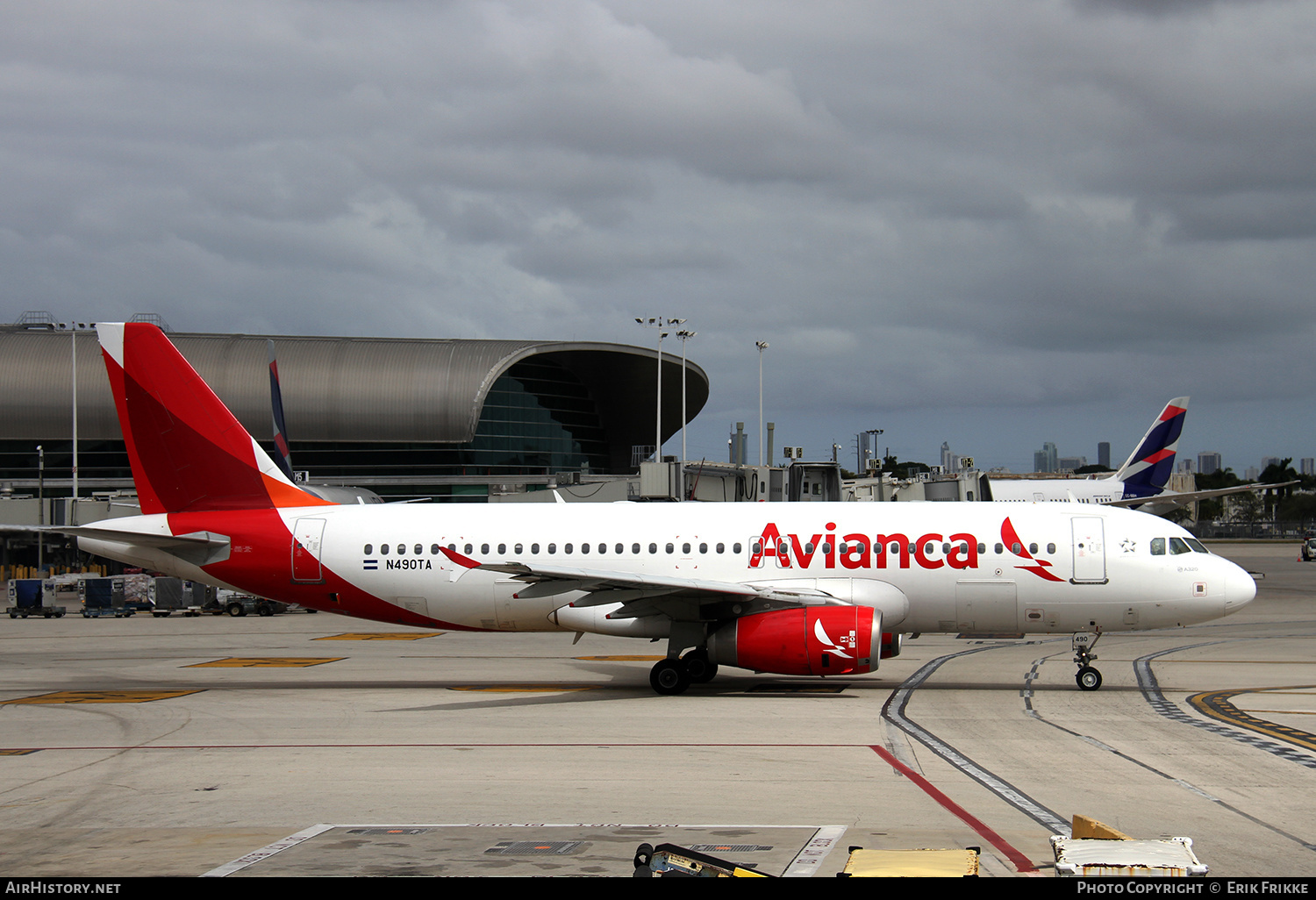 Aircraft Photo of N490TA | Airbus A320-233 | Avianca | AirHistory.net #447229