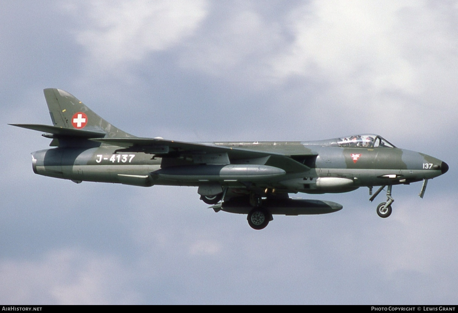 Aircraft Photo of J-4137 | Hawker Hunter F58A | Switzerland - Air Force | AirHistory.net #448079