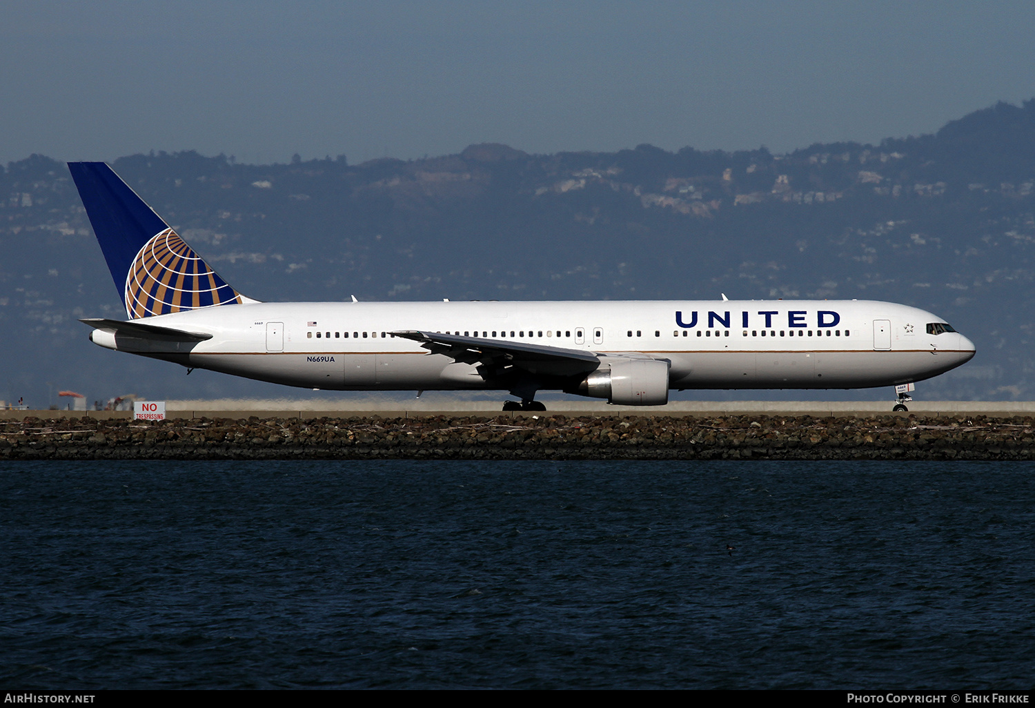 Aircraft Photo of N669UA | Boeing 767-332/ER | United Airlines | AirHistory.net #448144