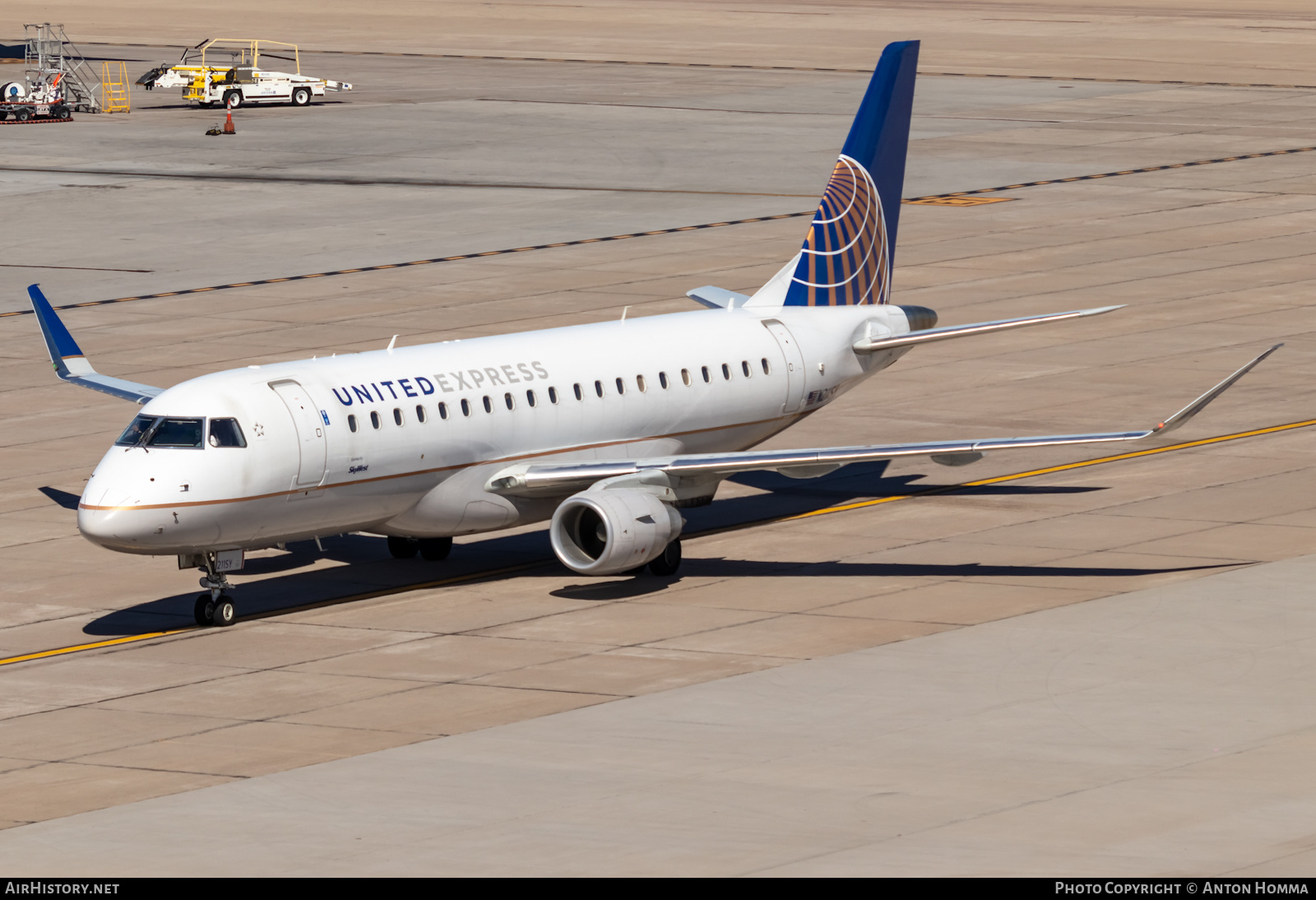 Aircraft Photo of N211SY | Embraer 175LR (ERJ-170-200LR) | United Express | AirHistory.net #449911