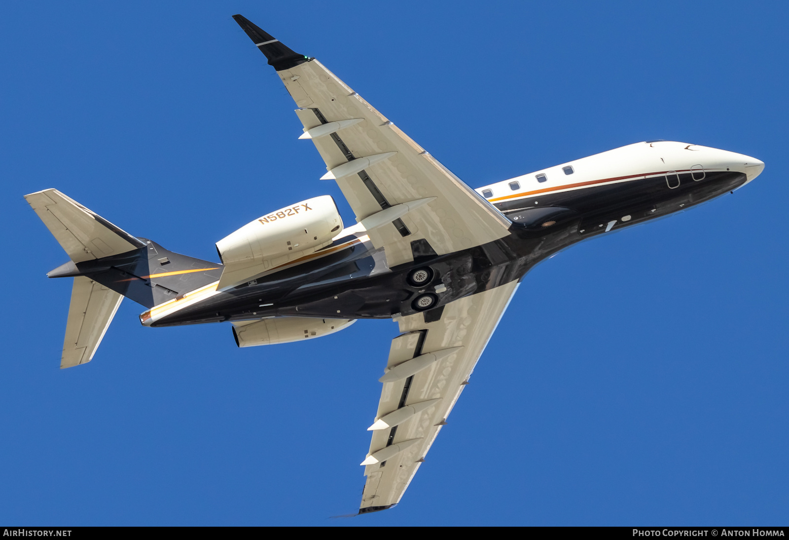 Aircraft Photo of N582FX | Bombardier Challenger 350 (BD-100-1A10) | AirHistory.net #451370