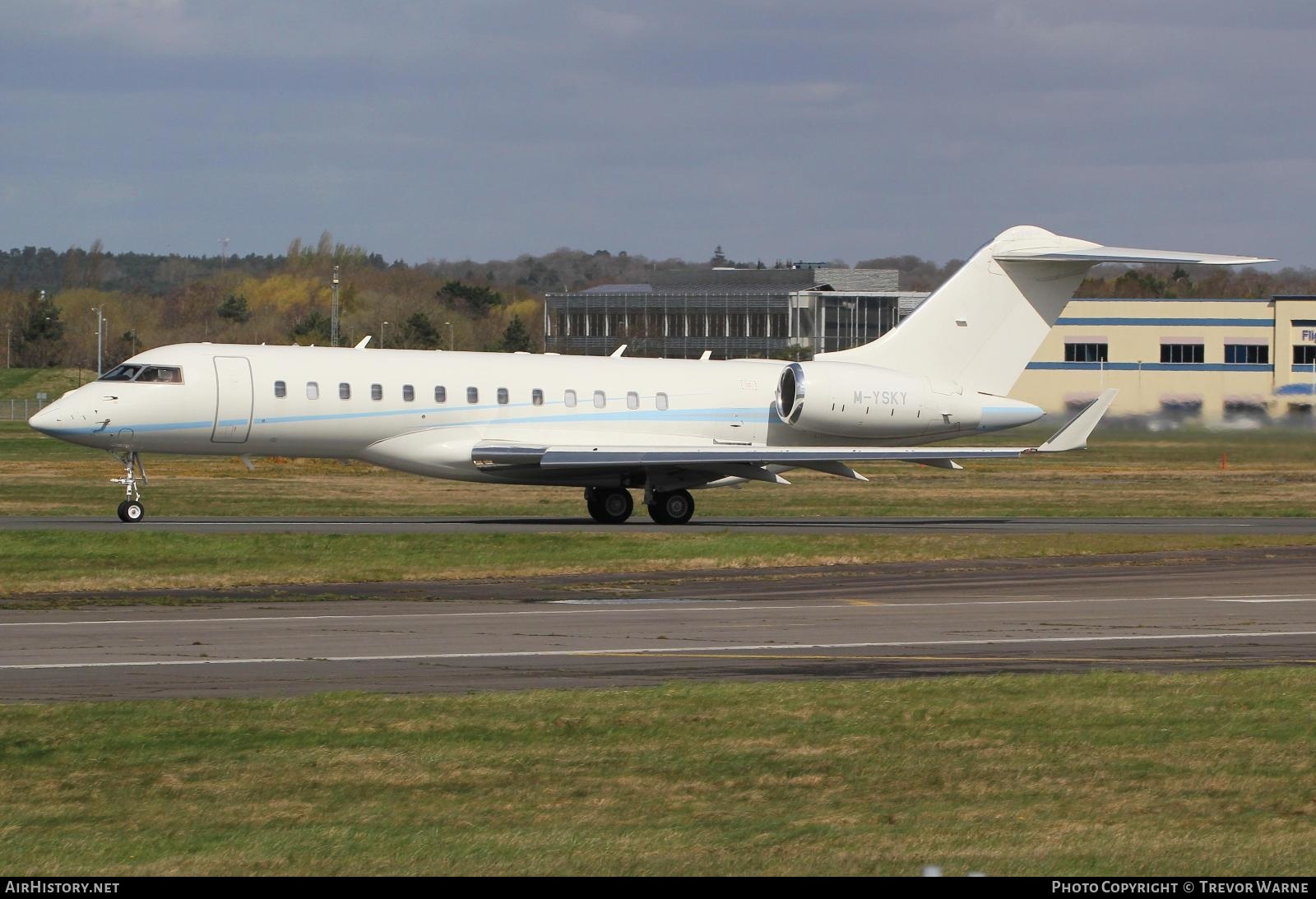 Aircraft Photo of M-YSKY | Bombardier Global Express XRS (BD-700-1A10) | AirHistory.net #451773