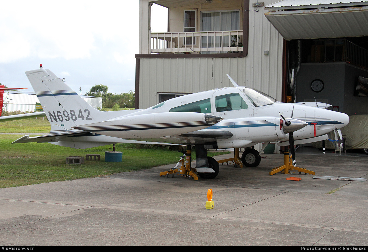 Aircraft Photo of N69842 | Cessna 310Q | AirHistory.net #452047