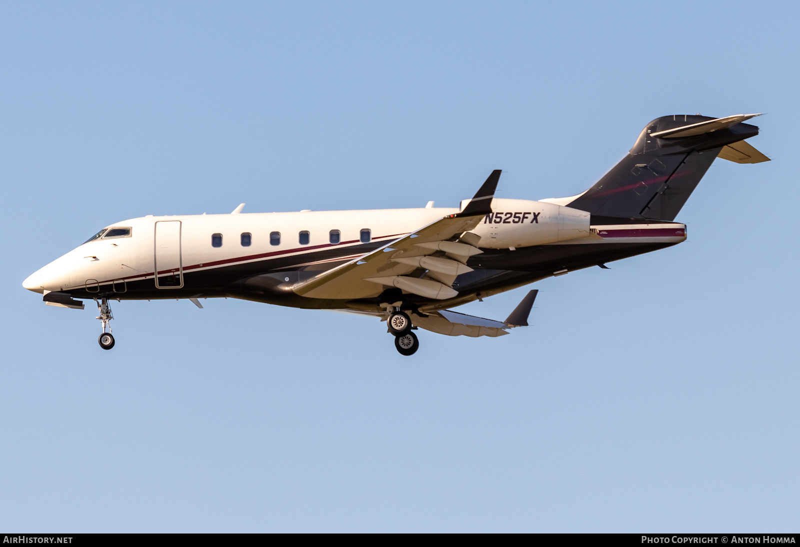 Aircraft Photo of N525FX | Bombardier Challenger 300 (BD-100-1A10) | AirHistory.net #452980