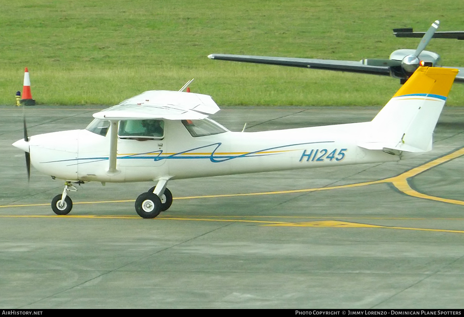 Aircraft Photo of HI245 | Cessna 150L | AirHistory.net #453927