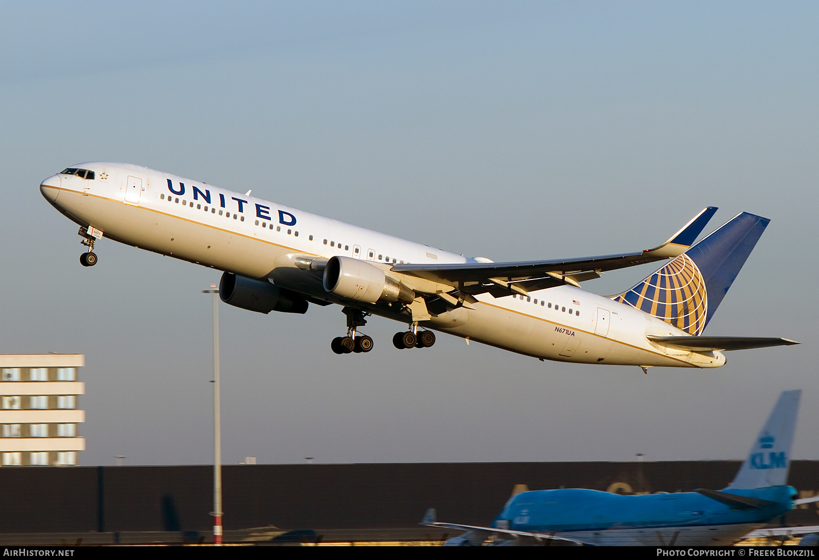 Aircraft Photo of N671UA | Boeing 767-322/ER | United Airlines | AirHistory.net #454795