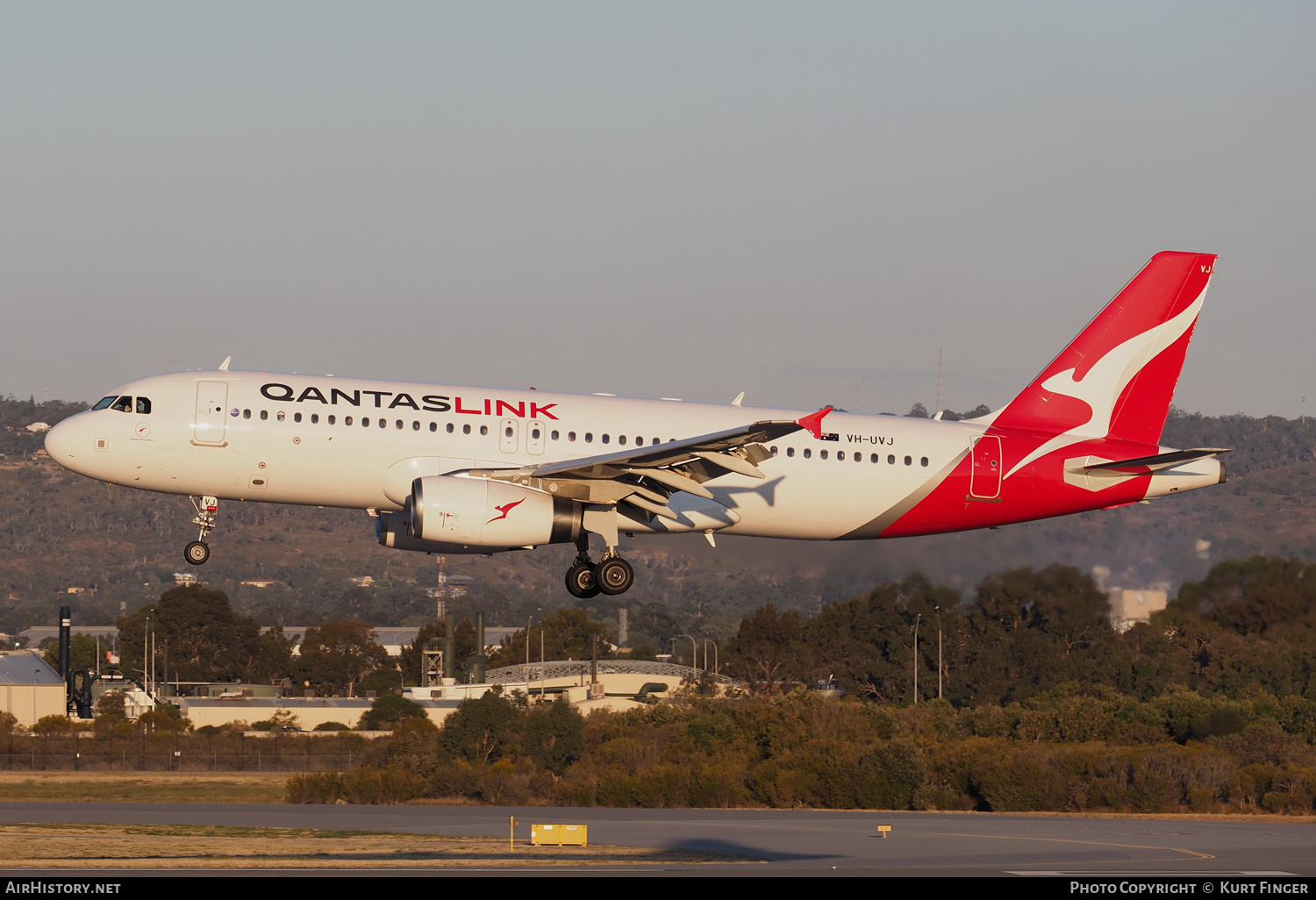 Aircraft Photo of VH-UVJ | Airbus A320-232 | QantasLink | AirHistory.net #455789