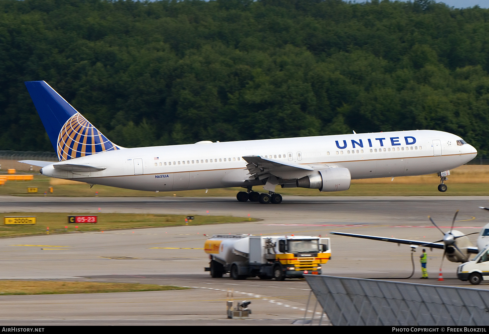 Aircraft Photo of N651UA | Boeing 767-322/ER | United Airlines | AirHistory.net #456367