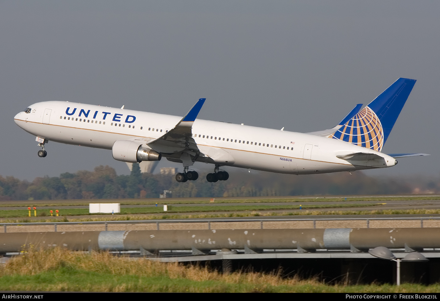 Aircraft Photo of N666UA | Boeing 767-322/ER | United Airlines | AirHistory.net #456434