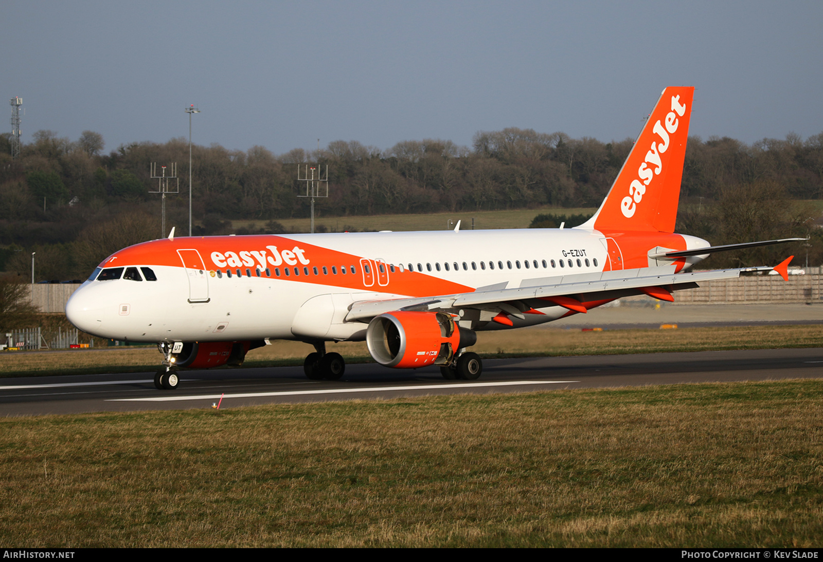 Aircraft Photo of G-EZUT | Airbus A320-214 | EasyJet | AirHistory.net #458176