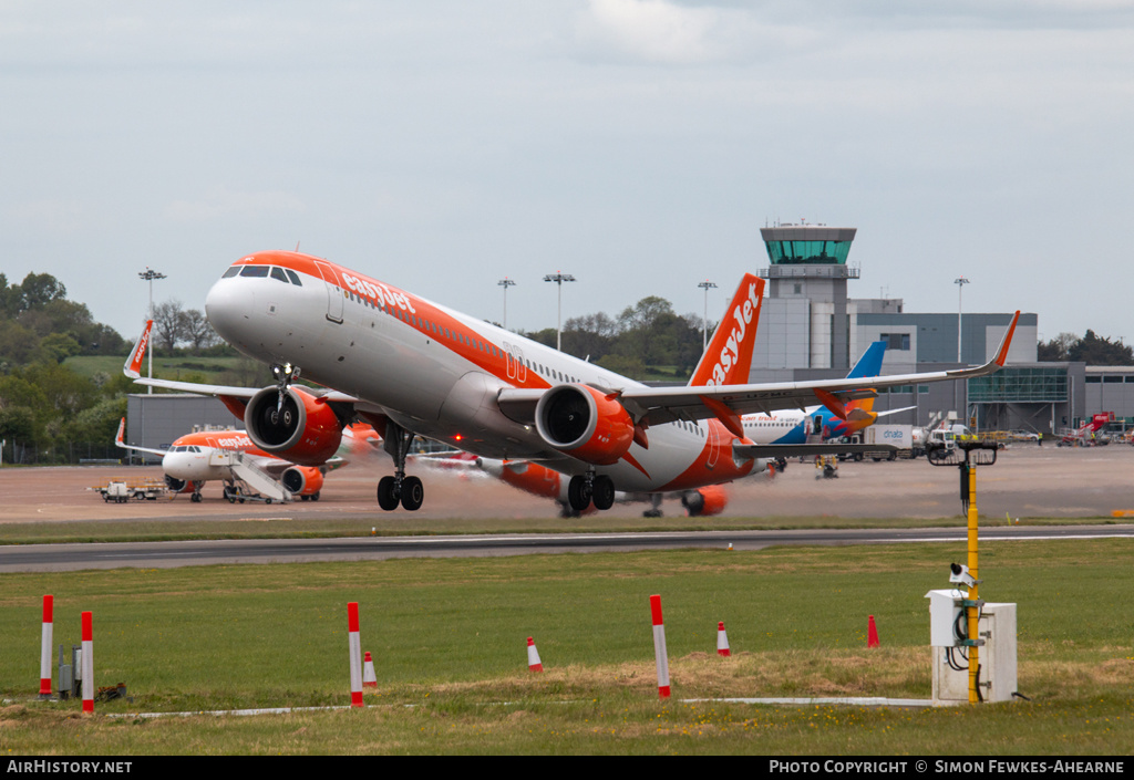 Aircraft Photo of G-UZMC | Airbus A321-251NX | EasyJet | AirHistory.net #462069