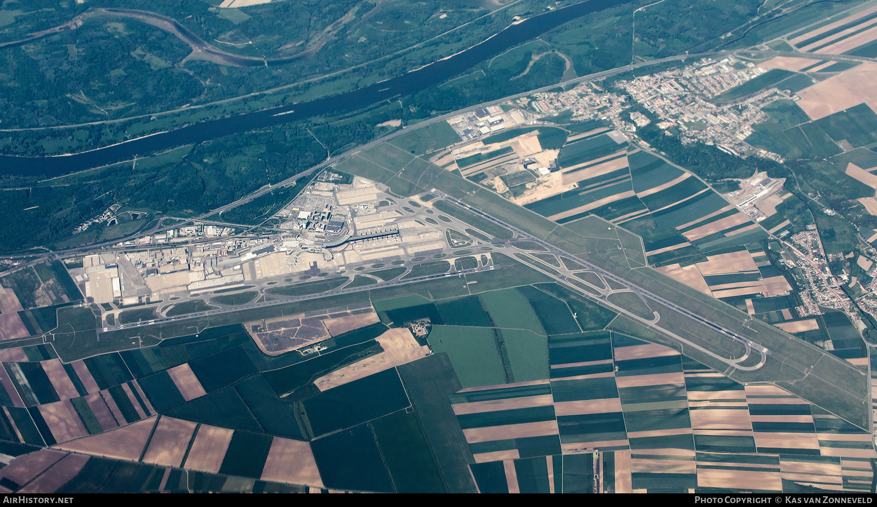 Airport photo of Vienna - Schwechat (LOWW / VIE) in Austria | AirHistory.net #464584