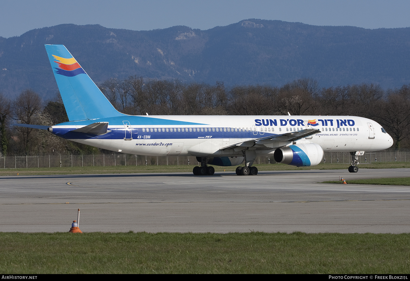 Aircraft Photo of 4X-EBM | Boeing 757-258 | Sun d'Or International Airlines | AirHistory.net #464624