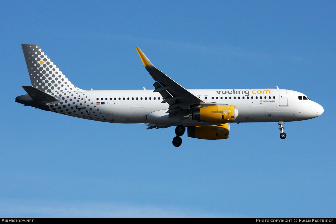 Aircraft Photo of EC-MGE | Airbus A320-232 | Vueling Airlines | AirHistory.net #464819