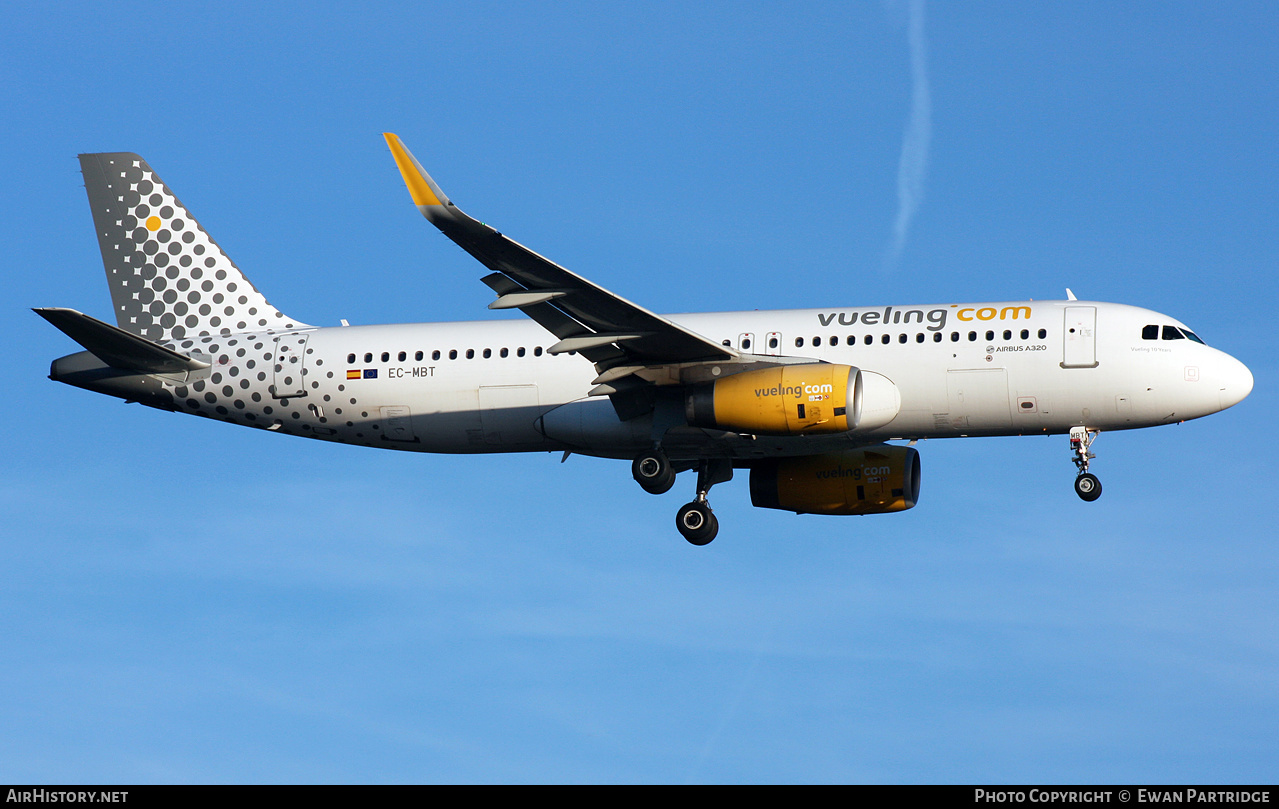 Aircraft Photo of EC-MBT | Airbus A320-232 | Vueling Airlines | AirHistory.net #465613