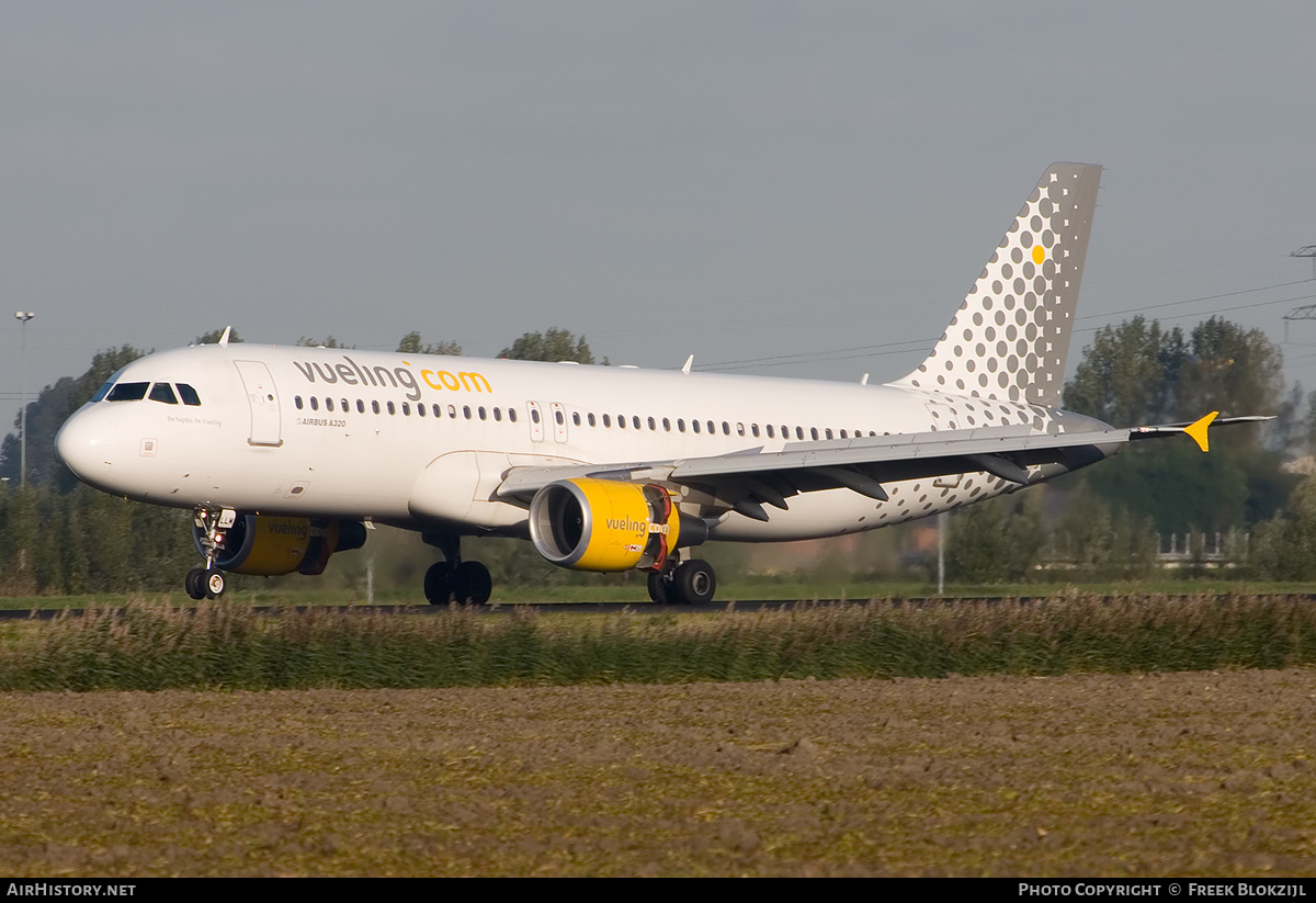 Aircraft Photo of EC-LLM | Airbus A320-214 | Vueling Airlines | AirHistory.net #466903