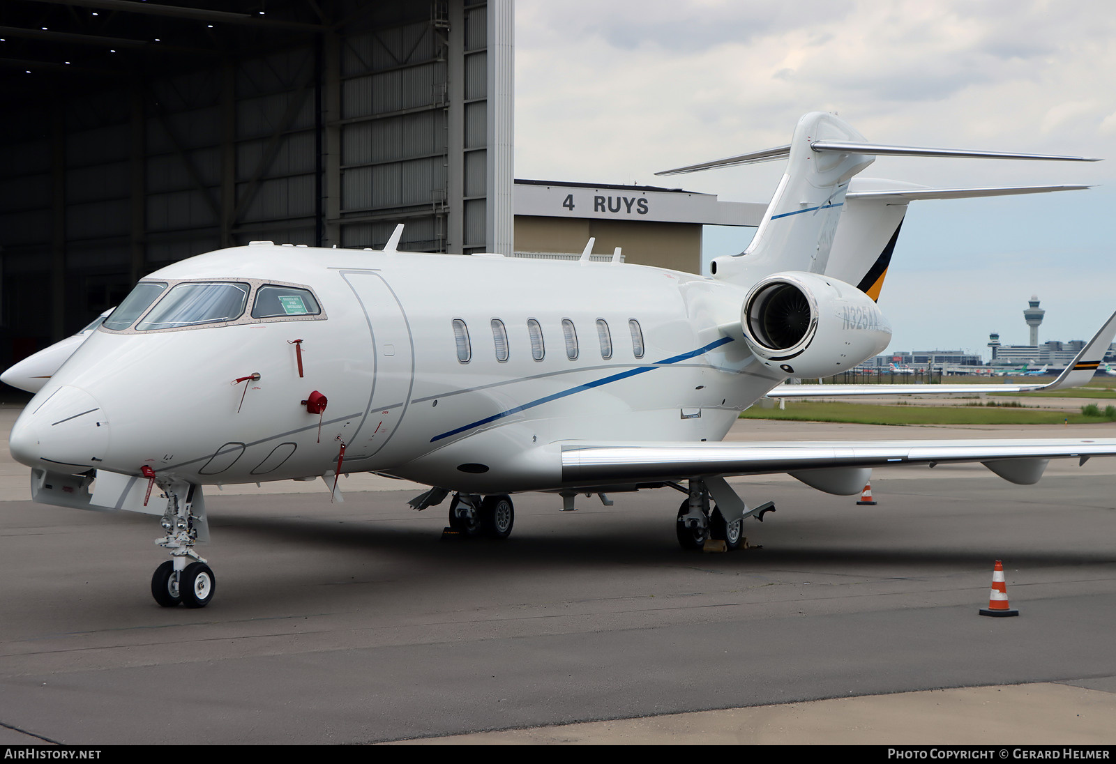 Aircraft Photo of N325AA | Bombardier Challenger 350 (BD-100-1A10) | AirHistory.net #468888