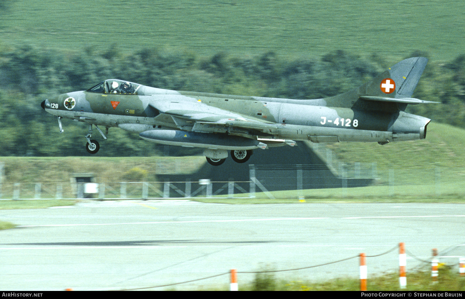 Aircraft Photo of J-4128 | Hawker Hunter F58A | Switzerland - Air Force | AirHistory.net #468904