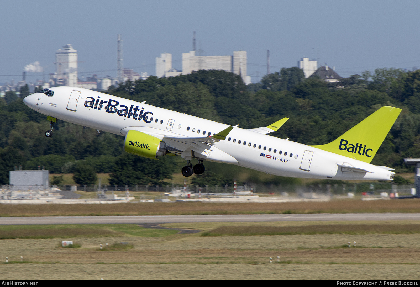 Aircraft Photo of YL-AAR | Airbus A220-371 (BD-500-1A11) | AirBaltic | AirHistory.net #469246