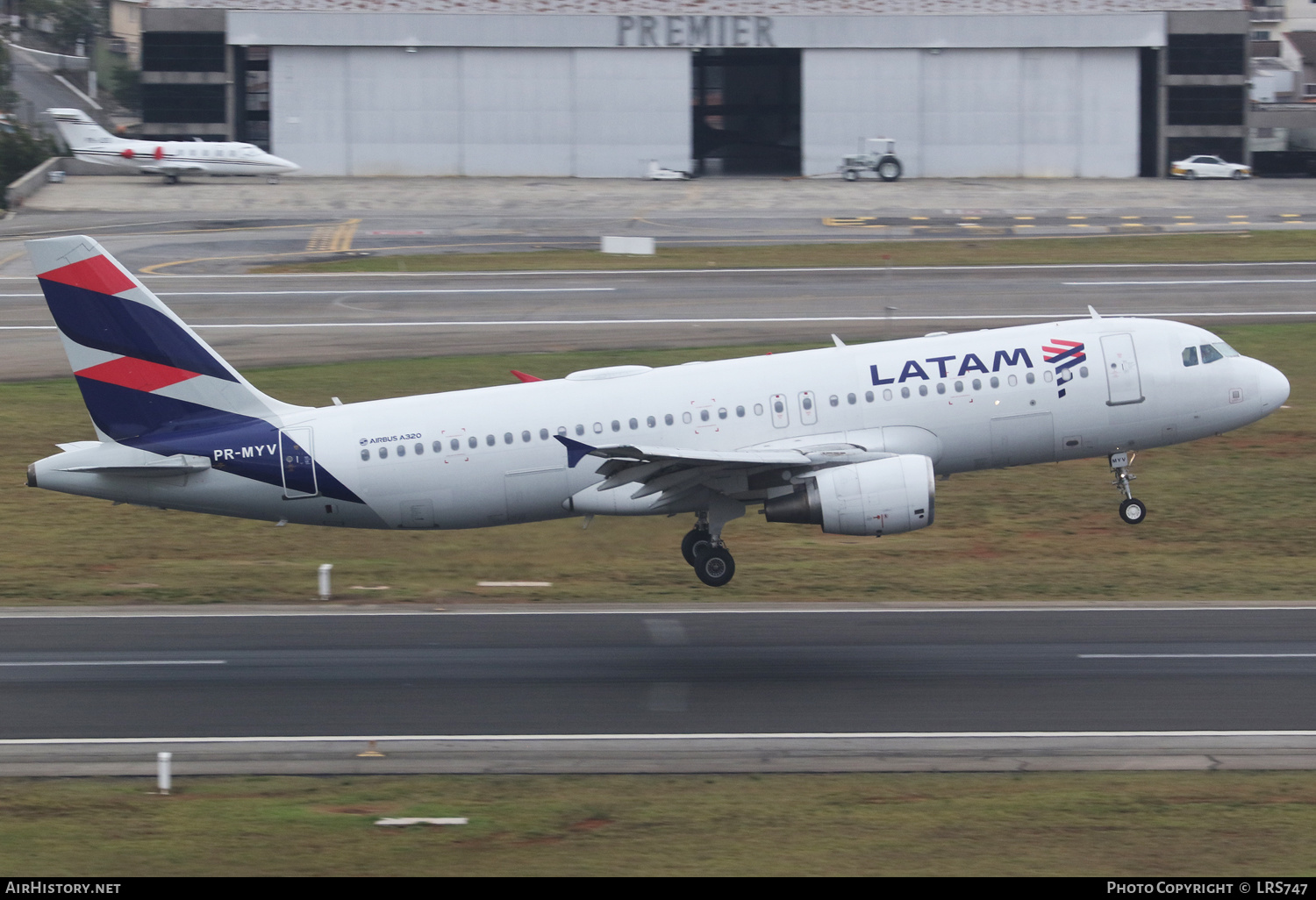 Aircraft Photo of PR-MYV | Airbus A320-214 | LATAM Airlines | AirHistory.net #469867