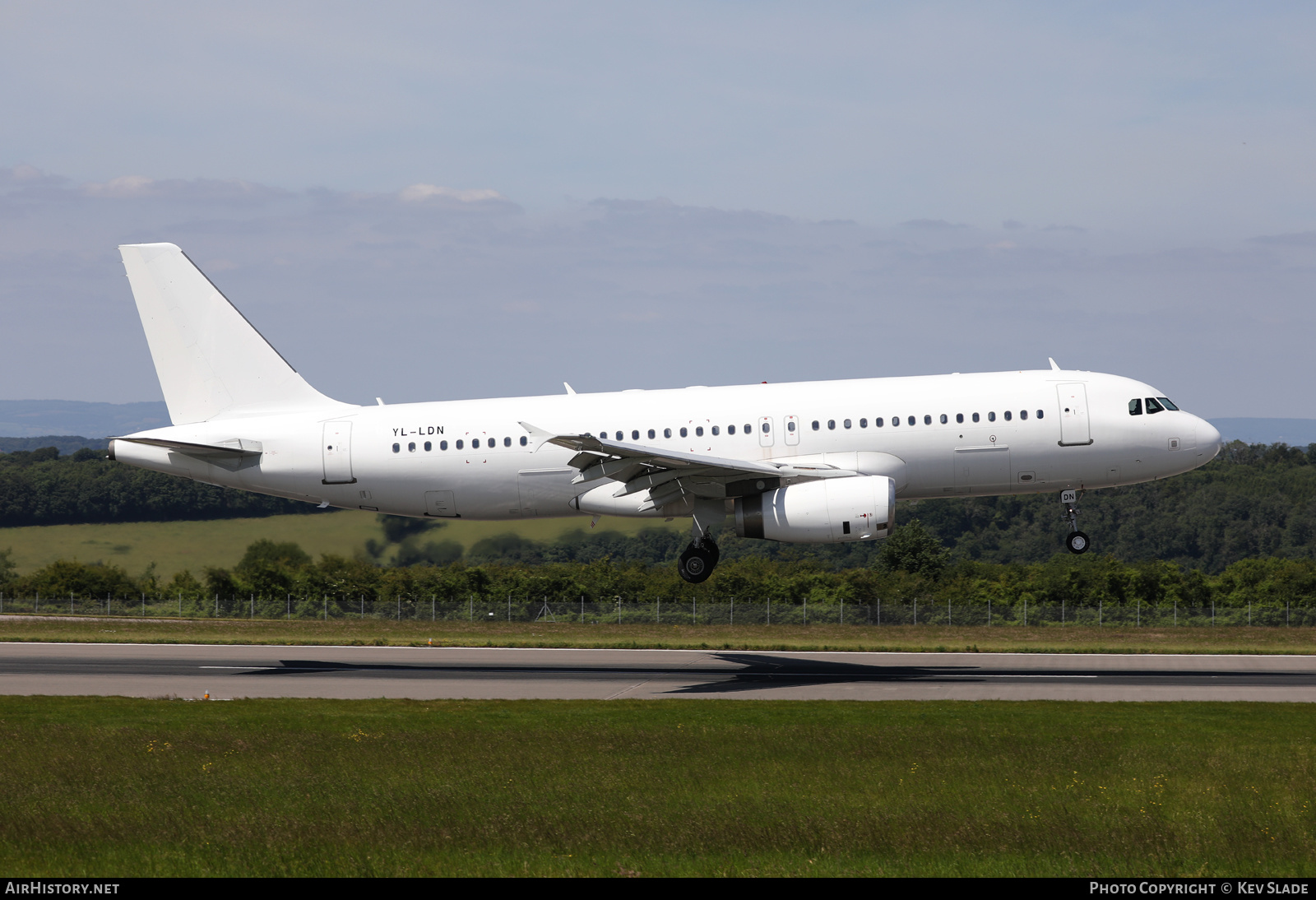 Aircraft Photo of YL-LDN | Airbus A320-232 | AirHistory.net #470337