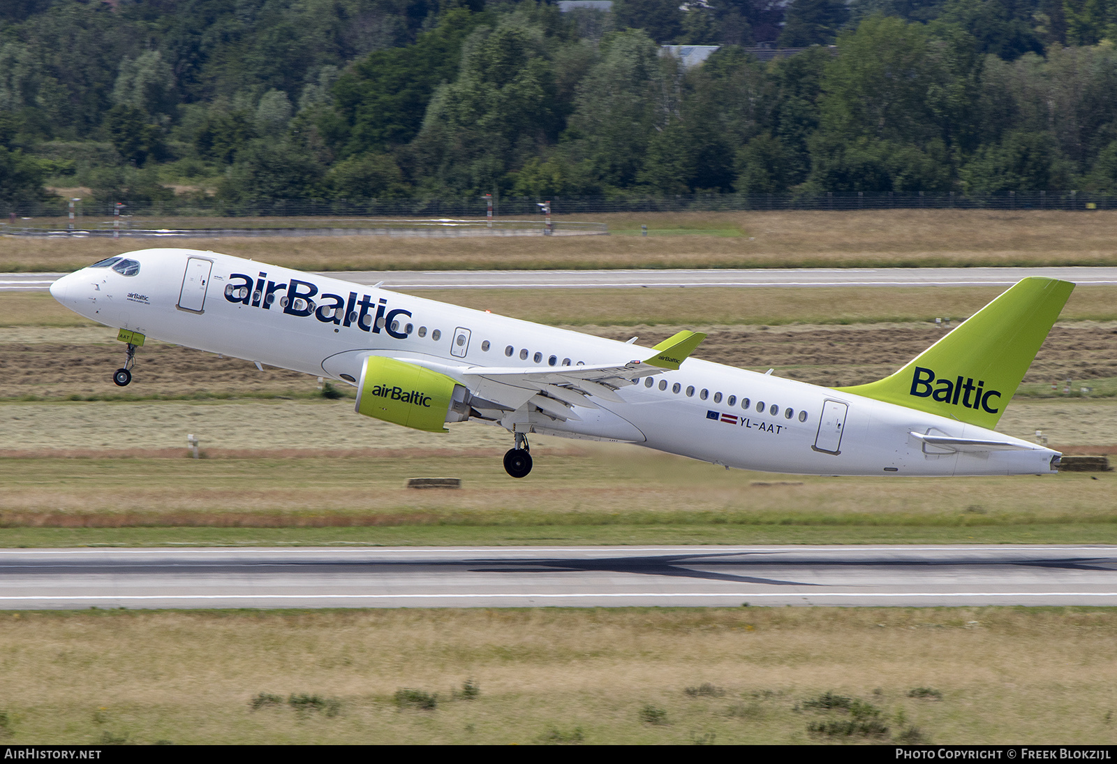 Aircraft Photo of YL-AAT | Airbus A220-371 (BD-500-1A11) | AirBaltic | AirHistory.net #470388