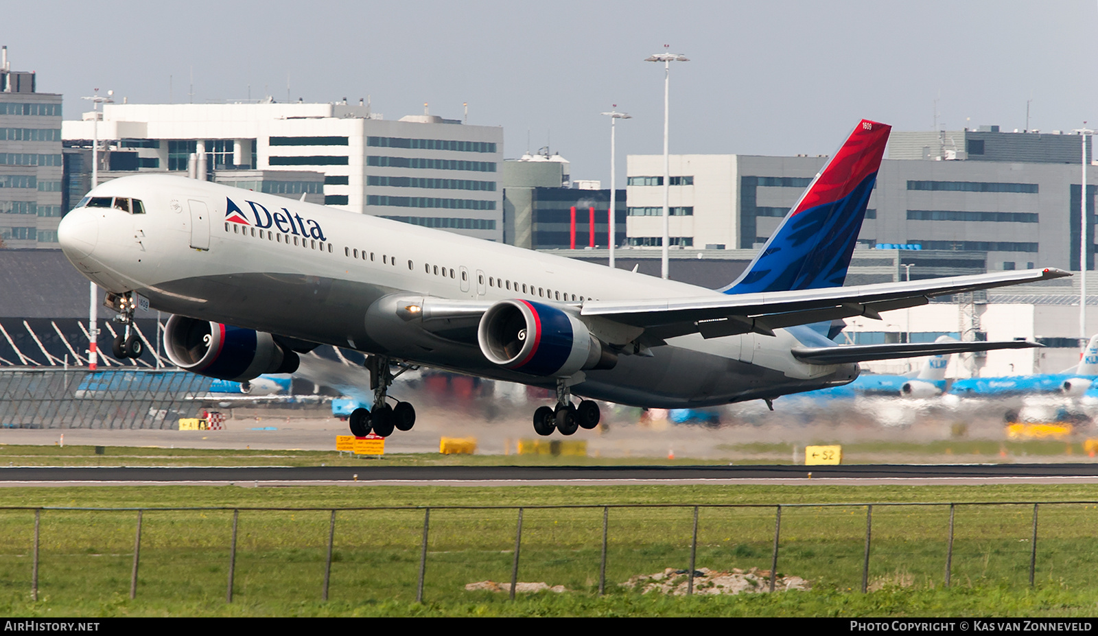 Aircraft Photo of N1609 | Boeing 767-332/ER | Delta Air Lines | AirHistory.net #471224