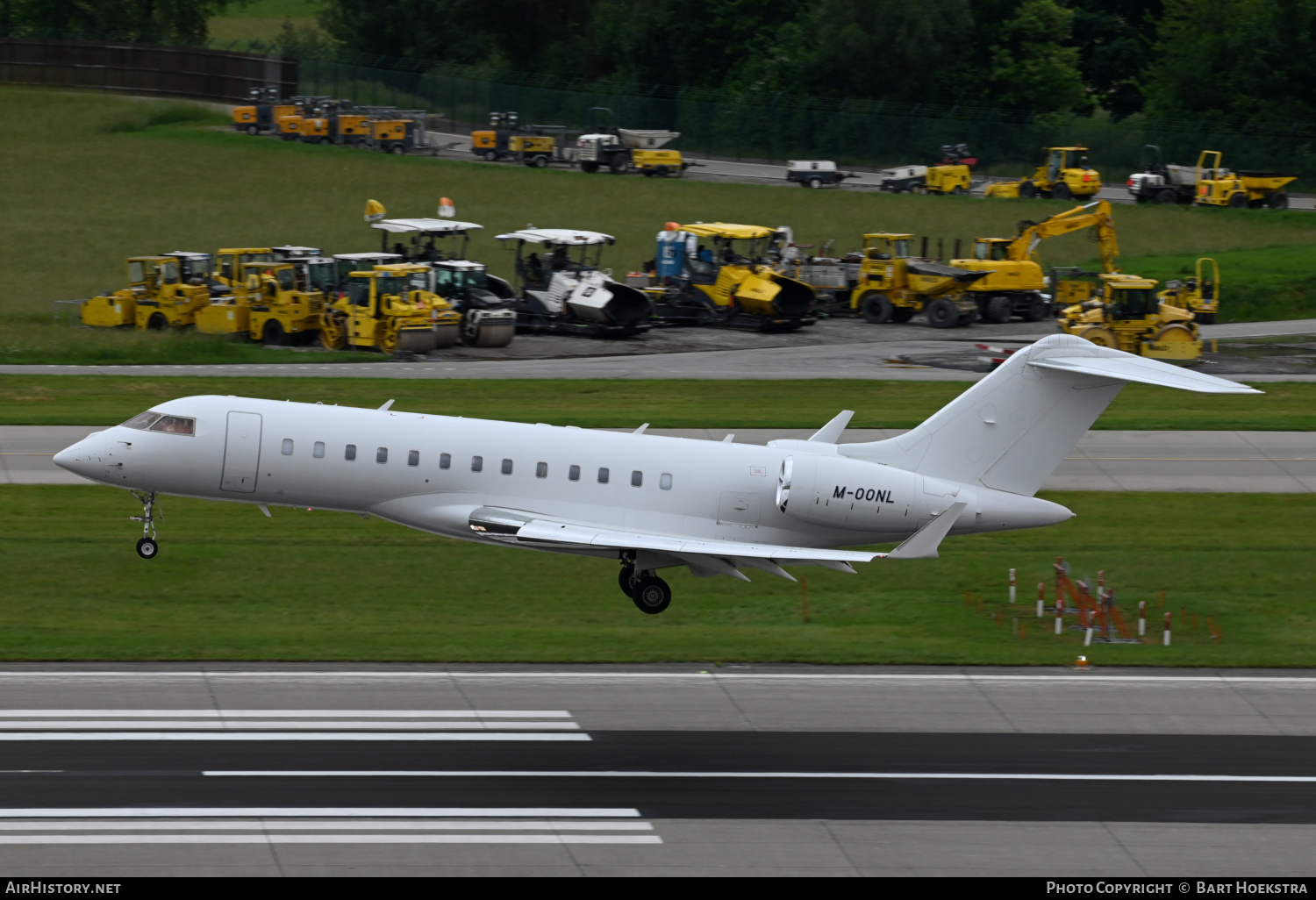 Aircraft Photo of M-OONL | Bombardier Global Express XRS (BD-700-1A10) | AirHistory.net #471734