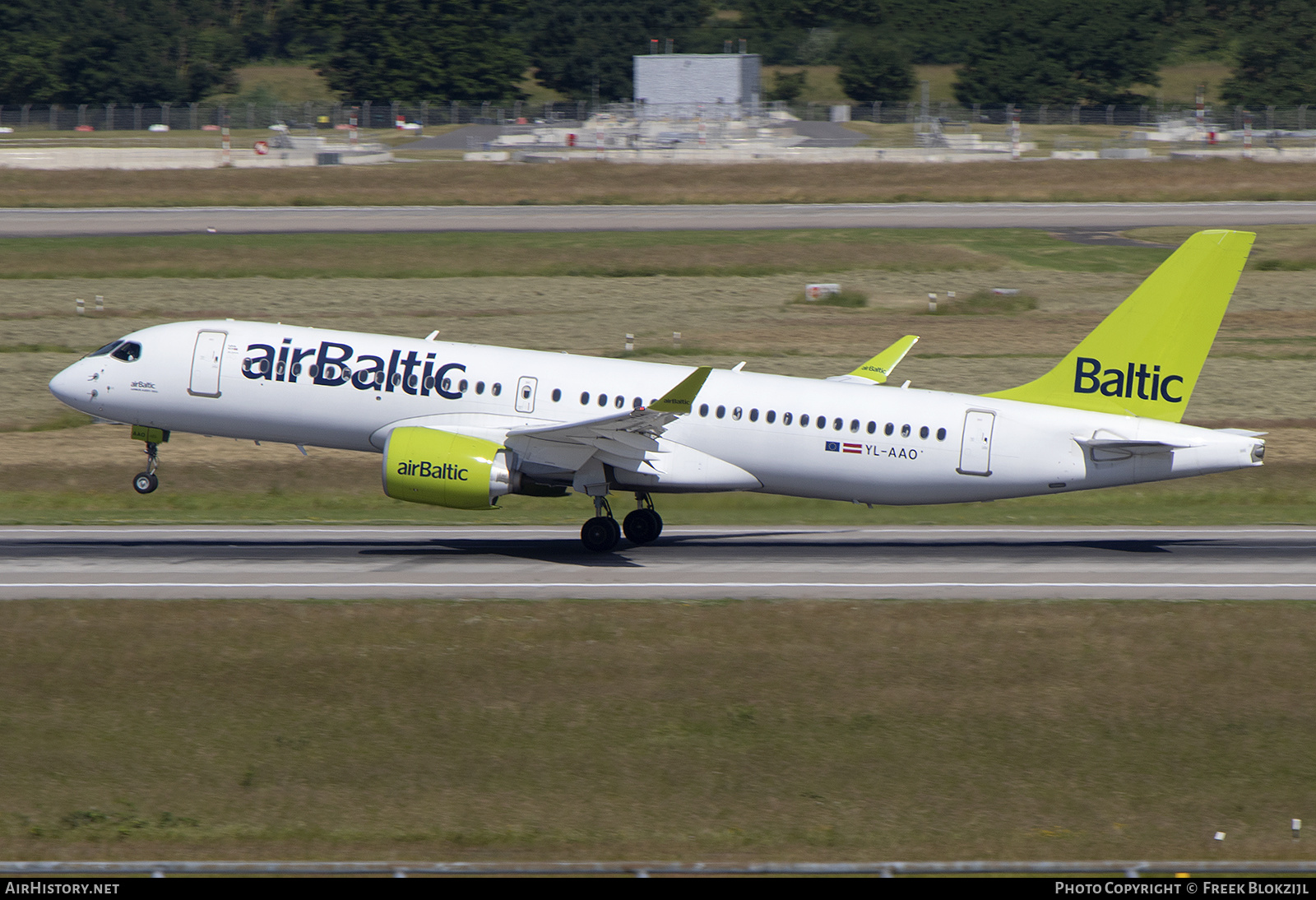 Aircraft Photo of YL-AAO | Airbus A220-371 (BD-500-1A11) | AirBaltic | AirHistory.net #471853