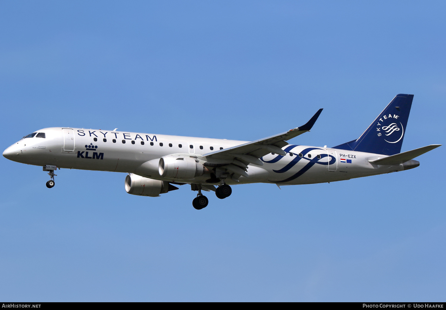 Aircraft Photo of PH-EZX | Embraer 190STD (ERJ-190-100STD) | KLM - Royal Dutch Airlines | AirHistory.net #472172