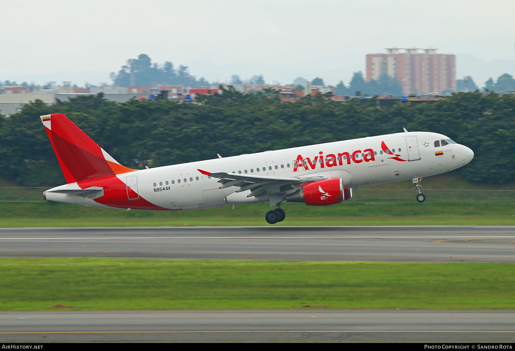 Aircraft Photo of N954AV | Airbus A320-214 | Avianca | AirHistory.net #472413