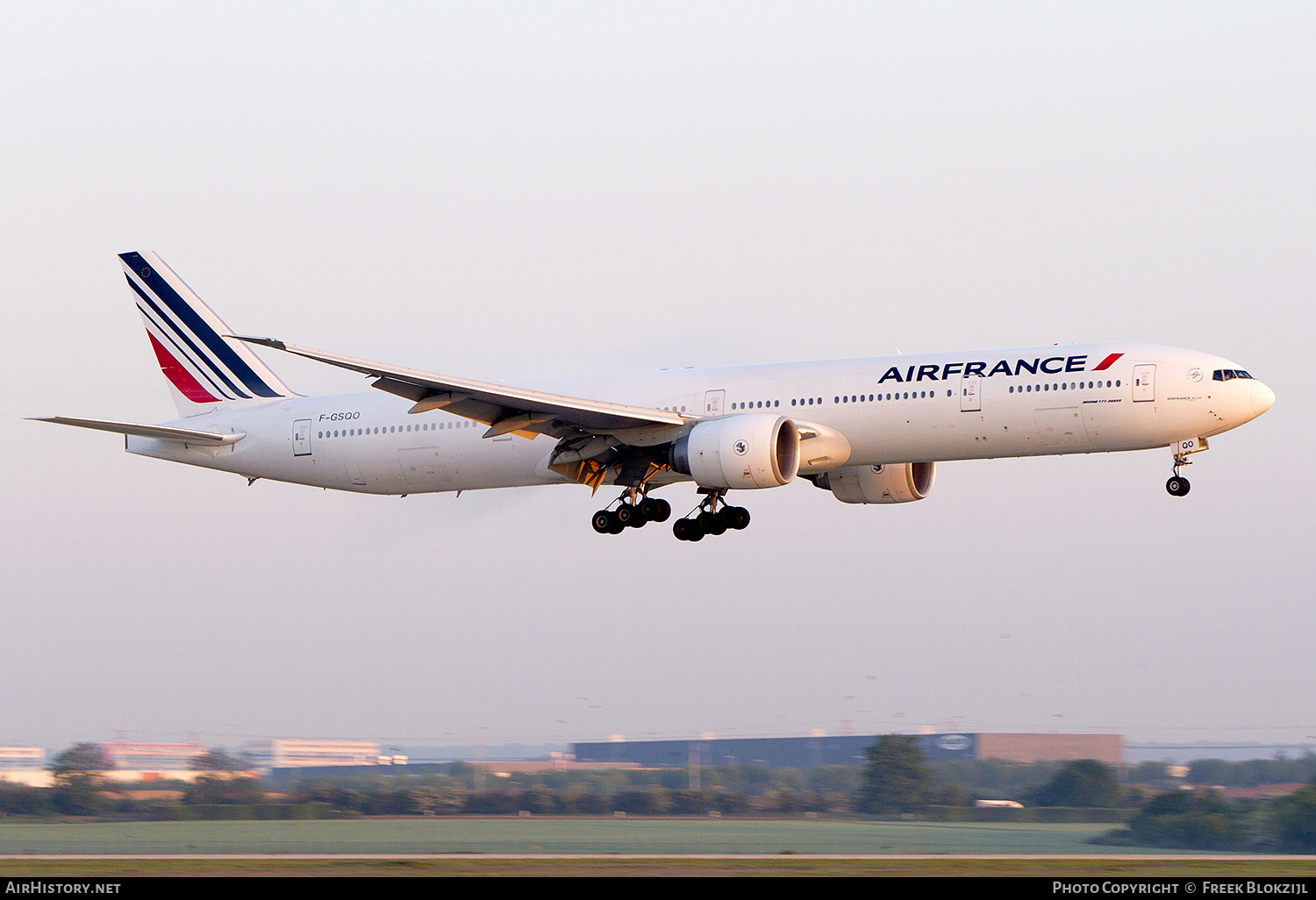 Aircraft Photo of F-GSQO | Boeing 777-328/ER | Air France | AirHistory.net #473059