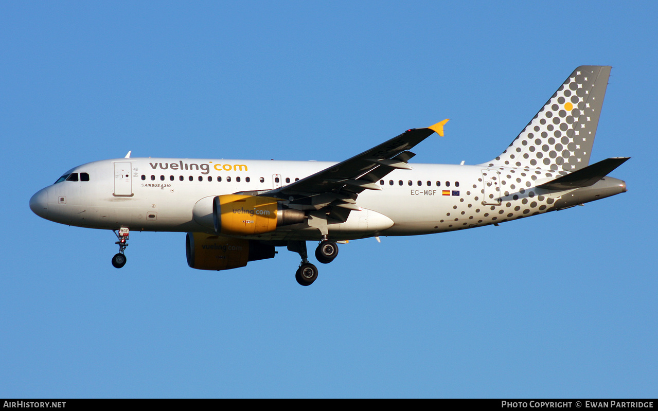 Aircraft Photo of EC-MGF | Airbus A319-111 | Vueling Airlines | AirHistory.net #473272