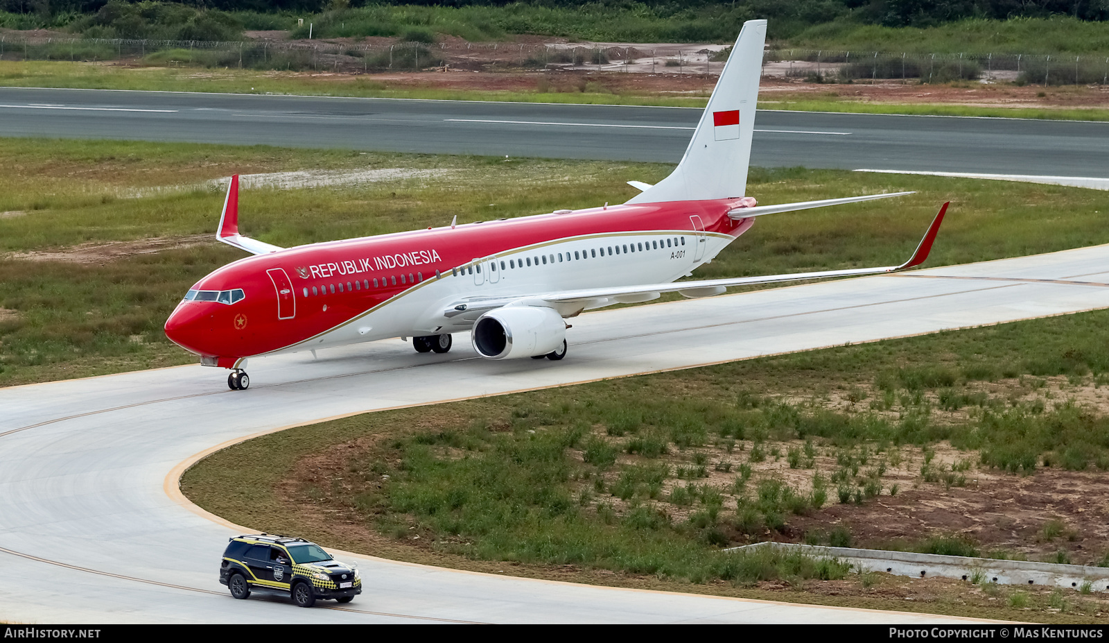 Aircraft Photo of A-001 | Boeing 737-8U3 | Republik Indonesia | AirHistory.net #473317