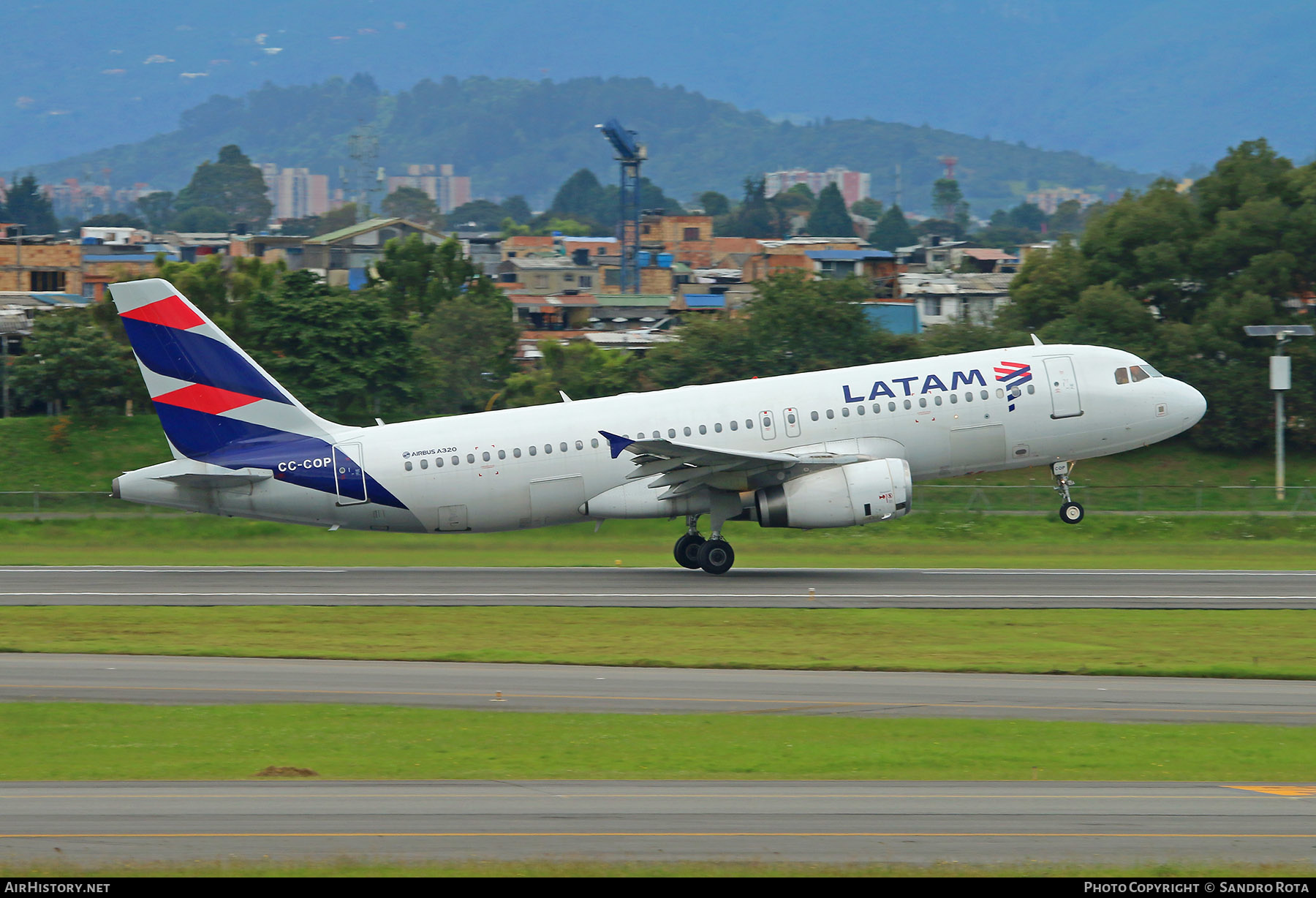 Aircraft Photo of CC-COP | Airbus A320-233 | LATAM Airlines | AirHistory.net #474359