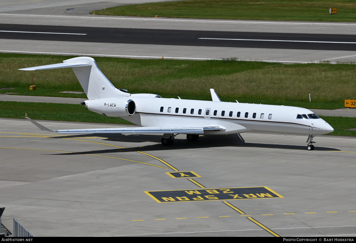 Aircraft Photo of M-LWCW | Bombardier Global 7500 (BD-700-2A12) | AirHistory.net #475764