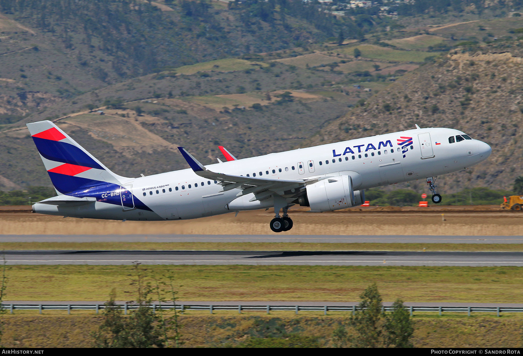 Aircraft Photo of CC-BHD | Airbus A320-271N | LATAM Airlines | AirHistory.net #478905