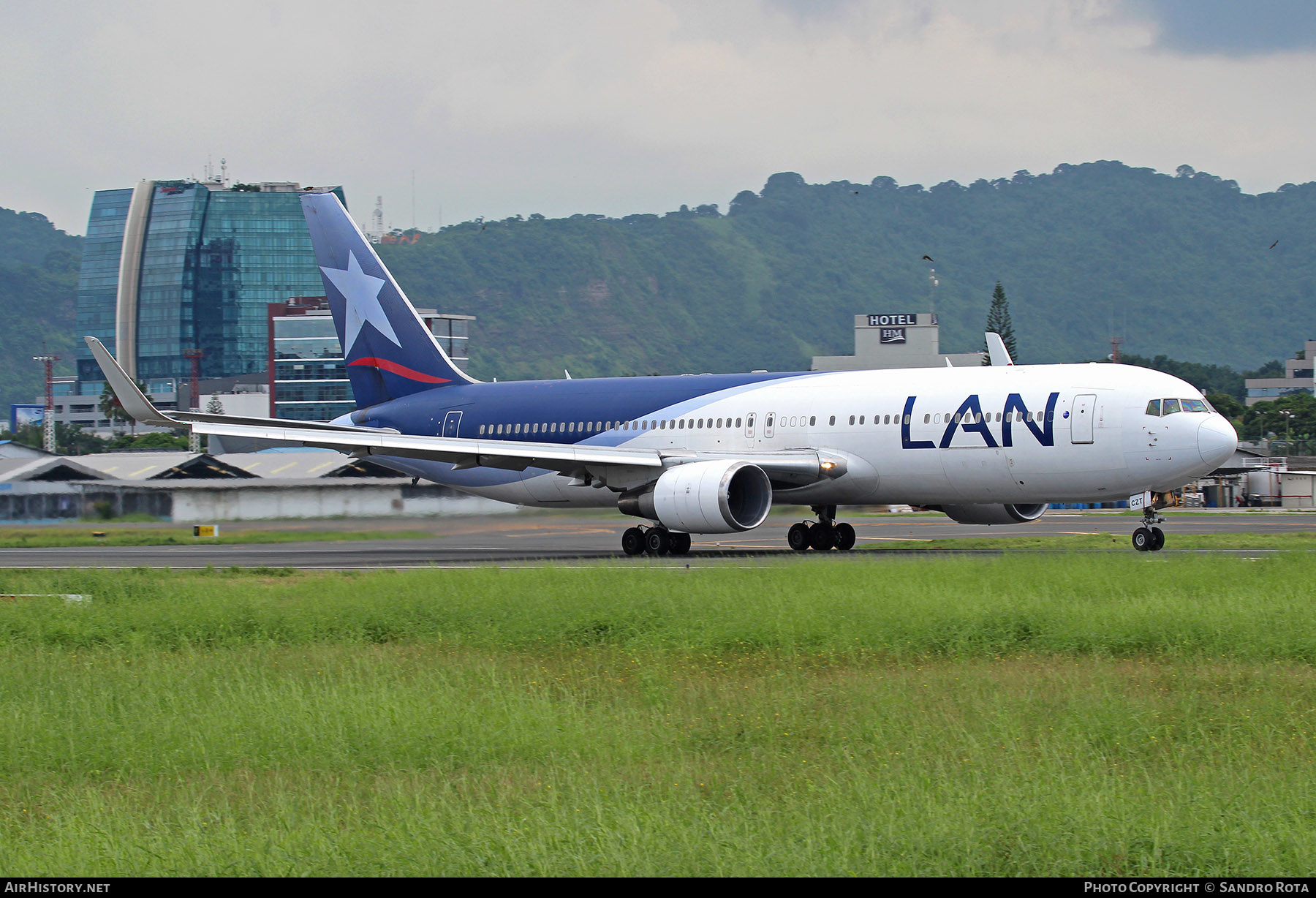 Aircraft Photo of CC-CZT | Boeing 767-316/ER | LAN Airlines - Línea Aérea Nacional | AirHistory.net #479467