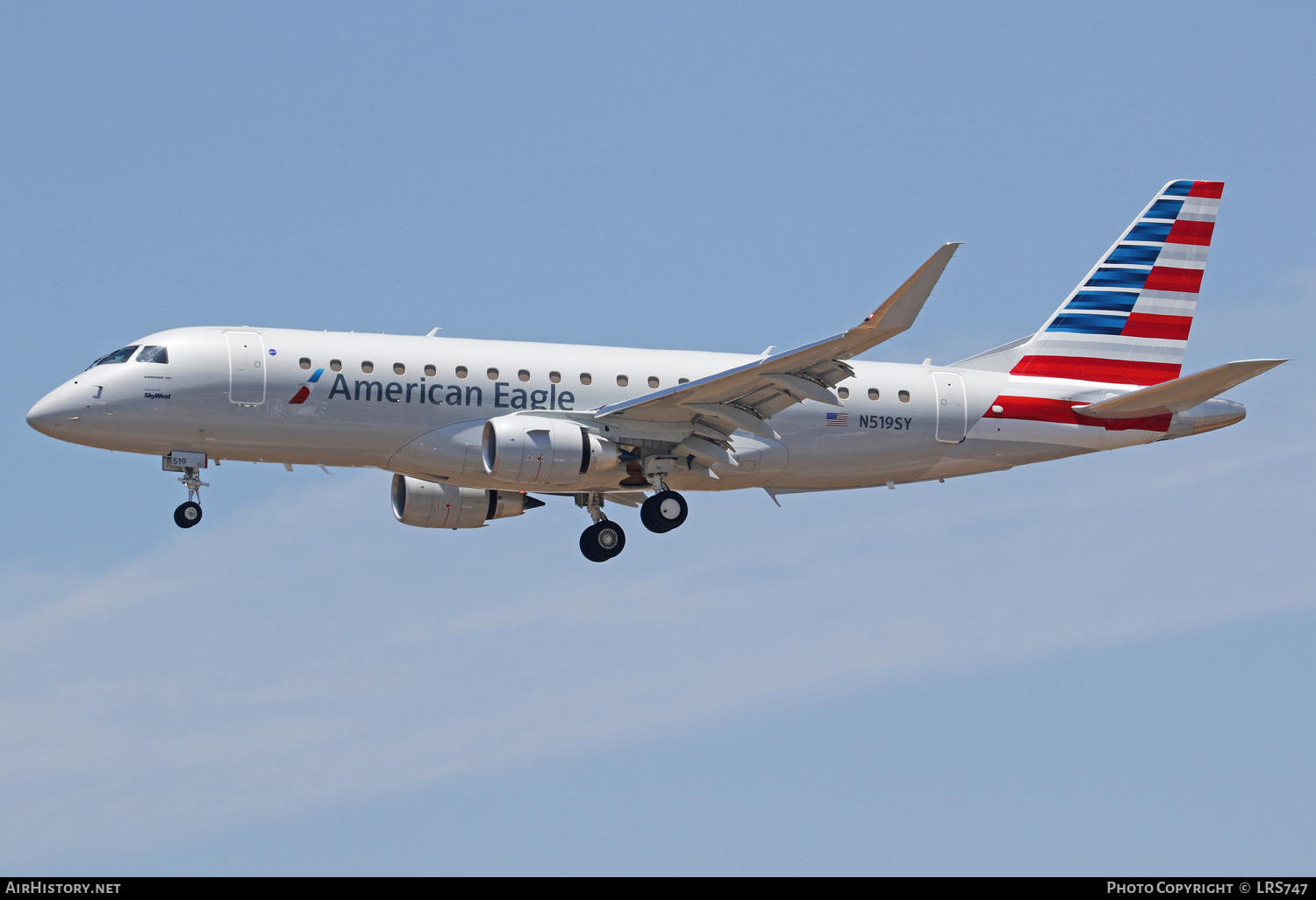 Aircraft Photo of N519SY | Embraer 175LR (ERJ-170-200LR) | American Eagle | AirHistory.net #480587