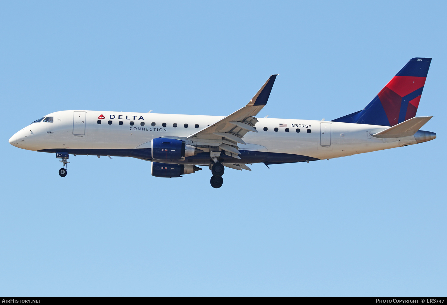 Aircraft Photo of N307SY | Embraer 175LR (ERJ-170-200LR) | Delta Connection | AirHistory.net #480952