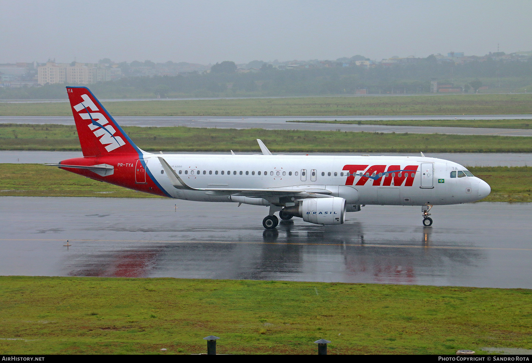 Aircraft Photo of PR-TYA | Airbus A320-214 | TAM Linhas Aéreas | AirHistory.net #480969