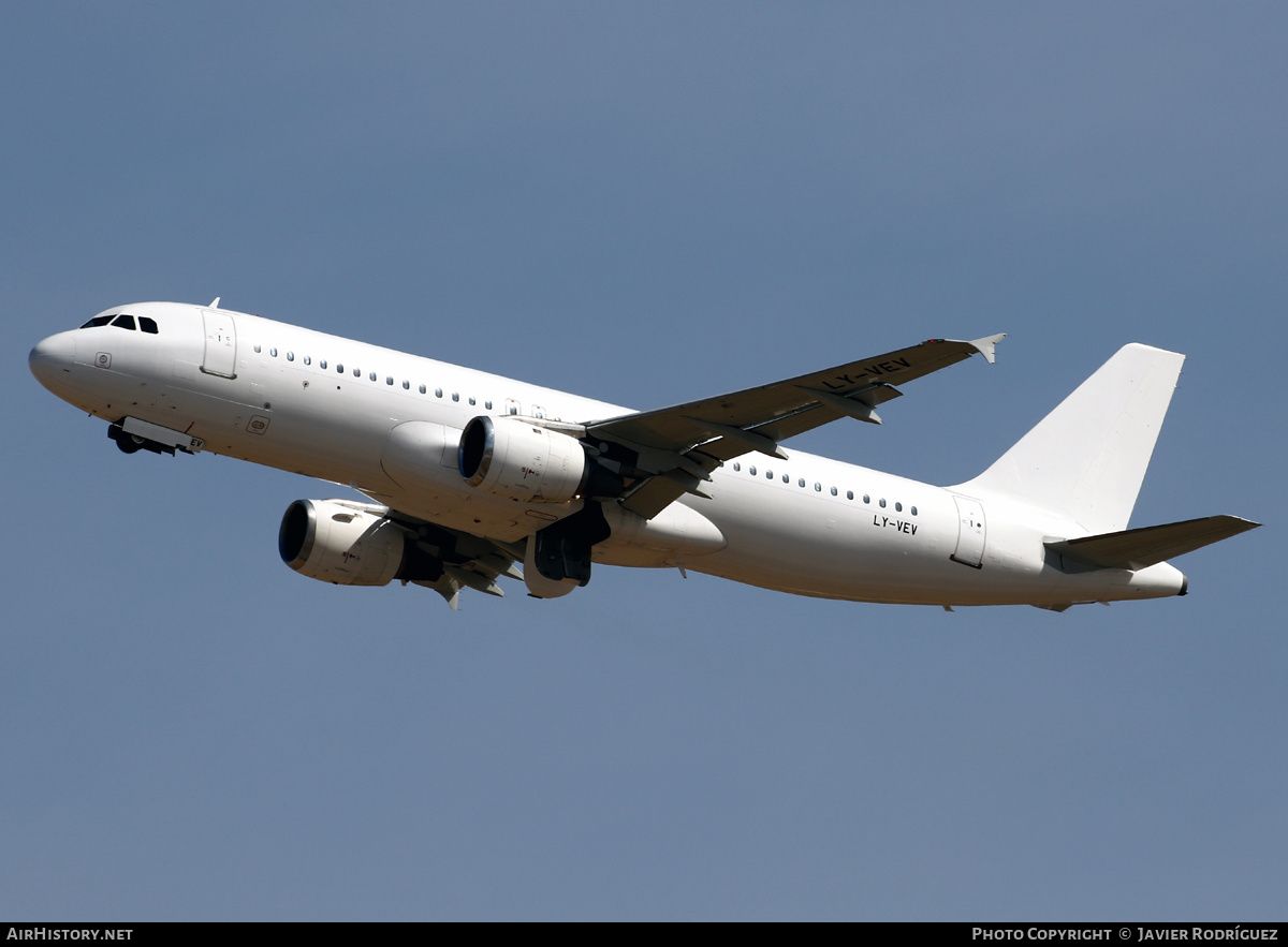 Aircraft Photo of LY-VEV | Airbus A320-211 | AirHistory.net #480990