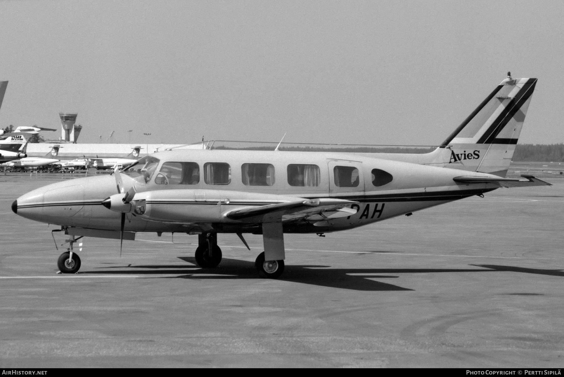 Aircraft Photo of ES-PAH | Piper PA-31-350 Navajo Chieftain | Avies | AirHistory.net #481000