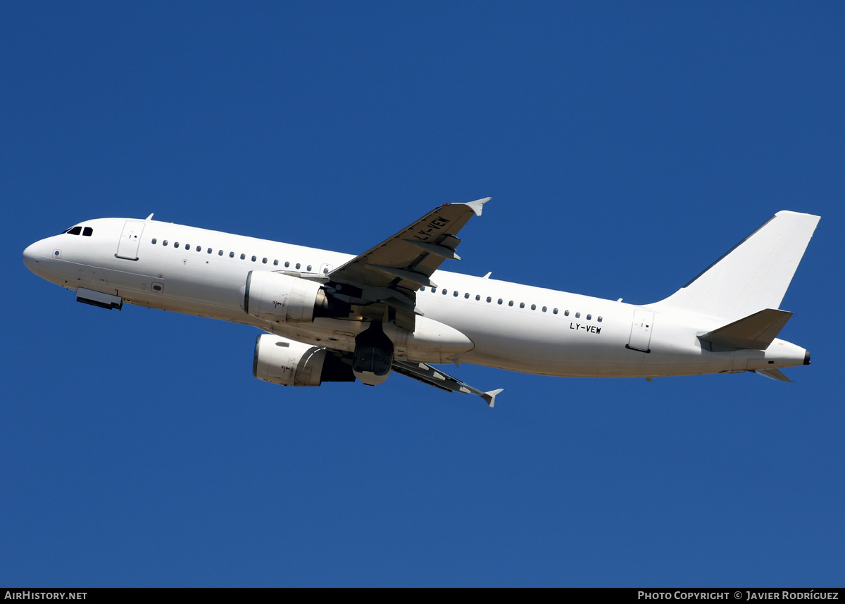 Aircraft Photo of LY-VEW | Airbus A320-214 | AirHistory.net #481611