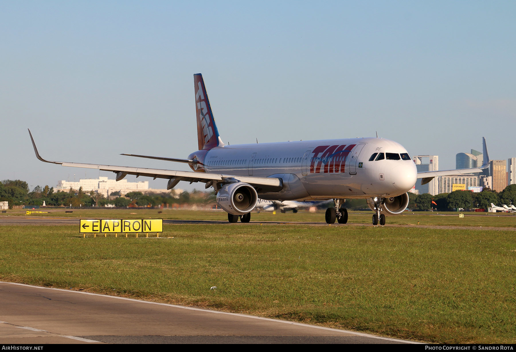 Aircraft Photo of PT-XPF | Airbus A321-211 | TAM Linhas Aéreas | AirHistory.net #481629